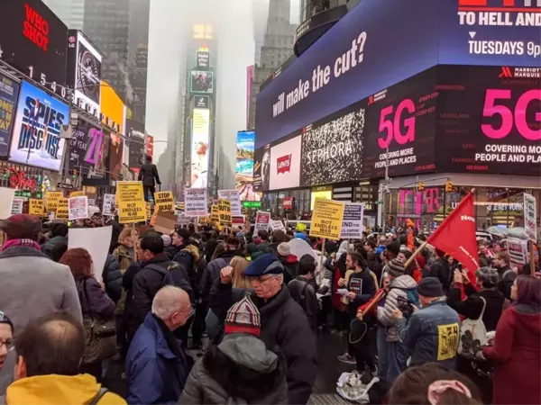 Times Meydanı'nda savaş karşıtı protesto