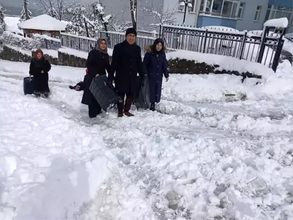 Kendilerine yardım eden rektörü tanımayıp 