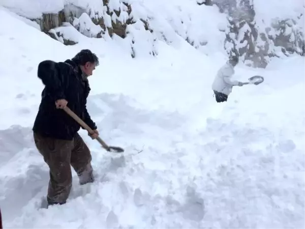 Artvin'de çığ düştü; cenaze dönüşü 20 araçlık konvoy yolda kaldı