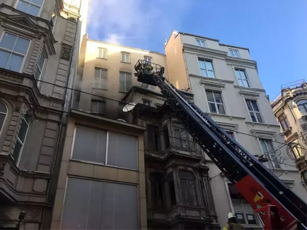 Turistler İstiklal'deki yangını çekmek için sıraya girdi