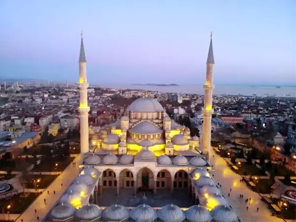 Korona virüs nedeniyle camiler kandilde boş kaldı