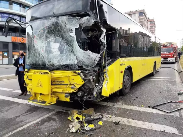 İETT otobüsü ile refüj sulaması yapan tanker çarpıştı: 9 yaralı