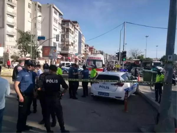 Kadıköy'de ayağı takılınca otobüsün arka tekerleğinin altında kalan yaya feci şekilde can verdi