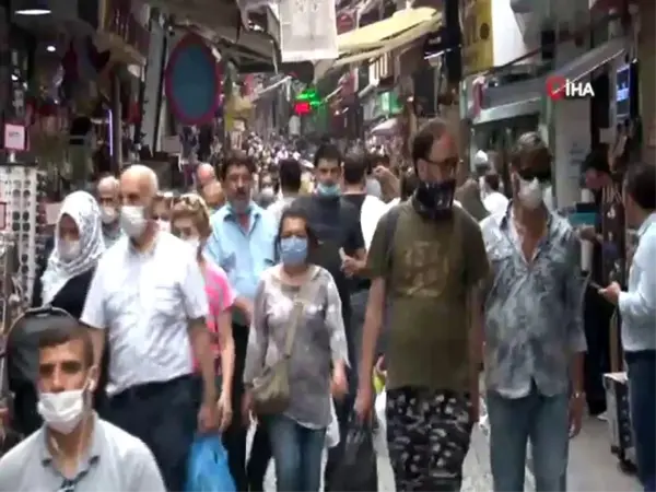 Kontrollü normalleşme sürecinde Eminönü tıklım tıklım