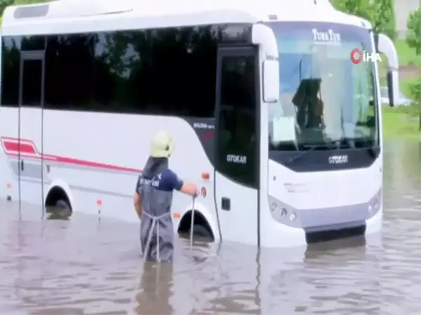 Göle dönen yolda mahsur kalan sürücüyü itfaiye kurtardı