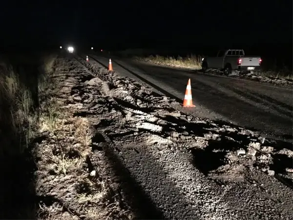 Pulluğunu açık unutan çiftçi, 200 metre boyunca yolu sürüp gitti