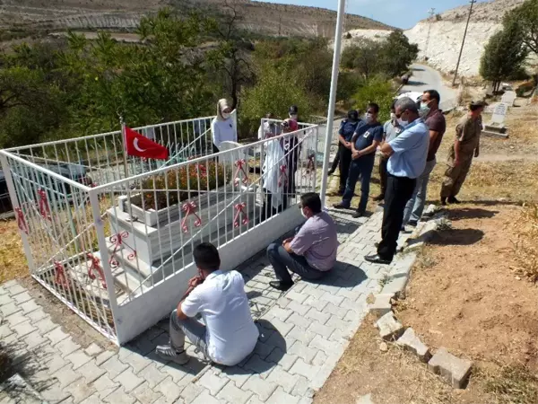 26 yıl önce şehit edilen 6 öğretmenden Elazığlı Rüstem Şen kabri başında anıldı