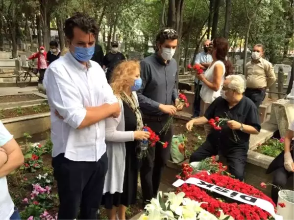 Son dakika haberleri: TARIK AKAN ÖLÜMÜNÜN DÖRDÜNCÜ YILINDA MEZARI BAŞINDA ANILDI