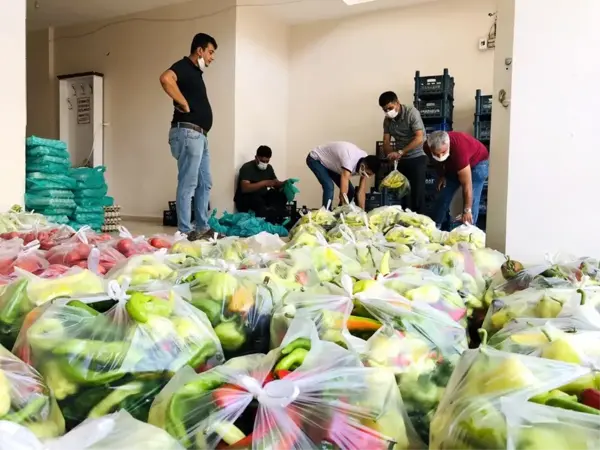 Mardin'de pazarcı esnafından ihtiyaç sahiplerine ücretsiz sebze ve meyve