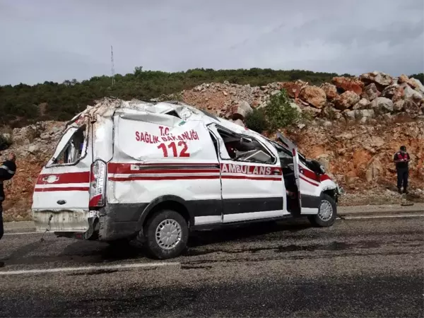 Son dakika haberi... Bilecik'te hastaya giden ambulans kaza yaptı