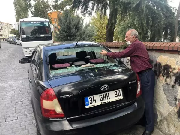 Beyoğlu'nda park halindeki 4 aracın camını çekiçle kırıldılar