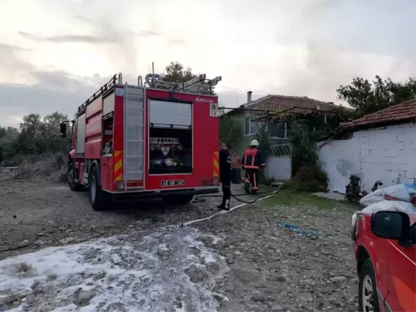 Son dakika haberleri: Manisa'da çiftlikte yangın çıktı 800 saman balyası kül oldu