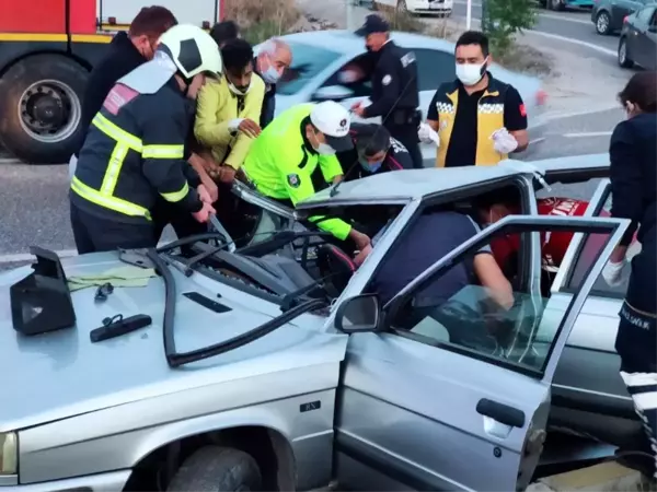 Son dakika haber: Su tankerinin çarptığı otomobilde sıkıştılar