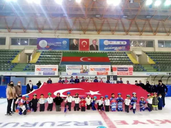 Minik Short Track sporcuları Cumhuriyet'in 97. yılını buz üzerinde dev Türk bayrağı açarak kutladı