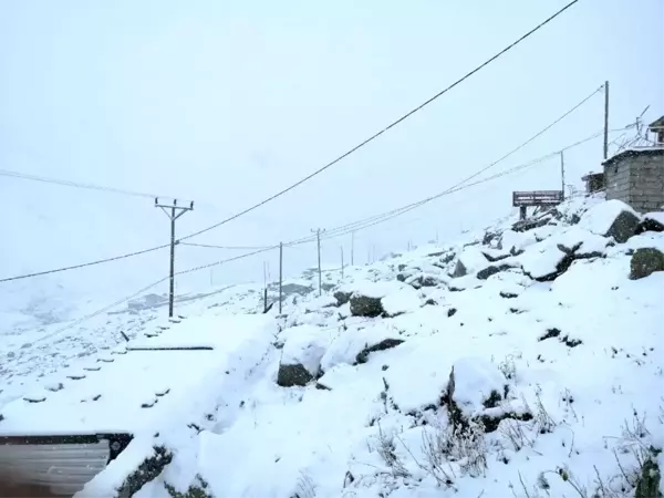 Kar Rize'nin yaylalarını beyaza bürüdü