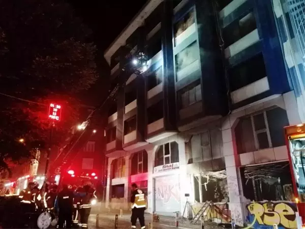 Kadıköy'de beş katlı özel eğitim kurumu alev alev yandı