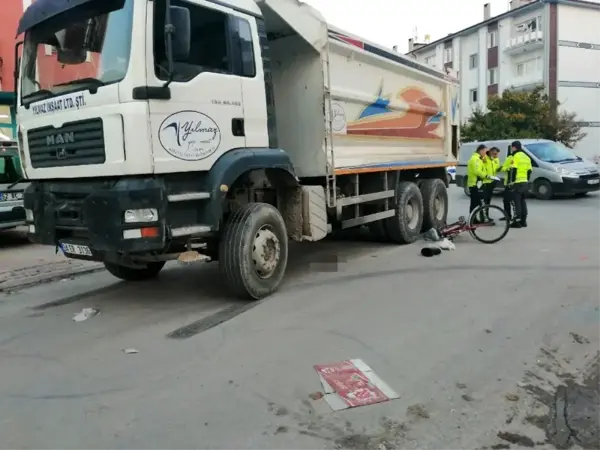 Kamyonun çarptığı bisiklet sürücüsü hayatını kaybetti... O anlar kamerada