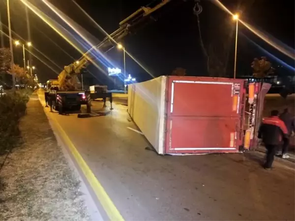 Başkent'te bebek bezi yüklü tır devrildi;2 yaralı