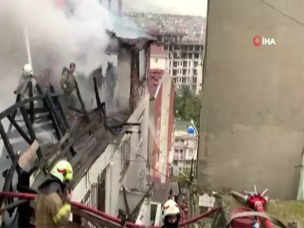 Beyoğlu'nda korkutan çatı yangını, dumanlar kilometrelerce öteden görüldü