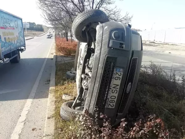 Takla atan araçtan burunları bile kanamadan çıktılar