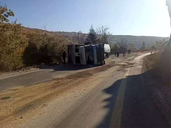 Yola dökülen yağ çöp kamyonunu devirdi;1 yaralı