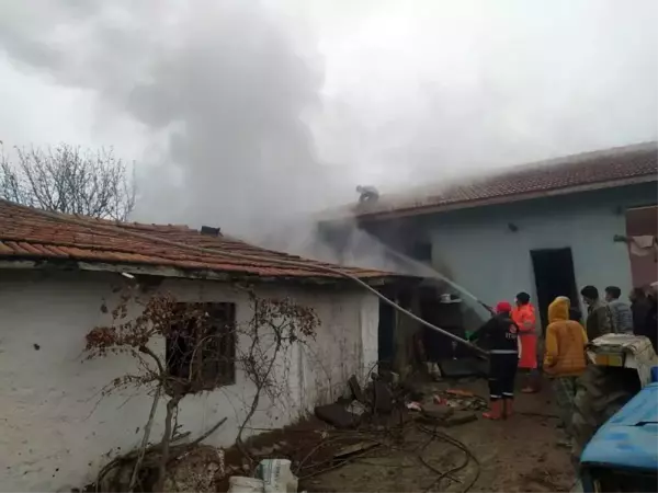 Ahırda yangın çıktı, koyunlar yanmaktan son anda kurtarıldı