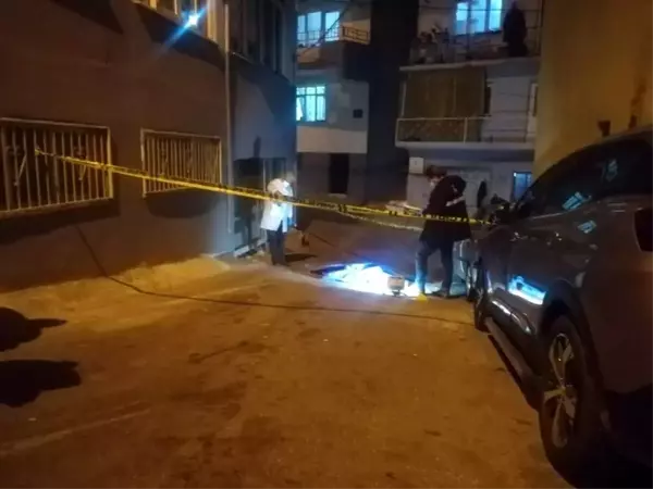 İzmir'de balkondan atladığı ileri sürülen kişi yaşamını yitirdi