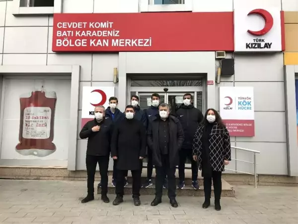 Korona virüsü atlatan Düzcesporlu futbolcular, immün plazma bağışladı