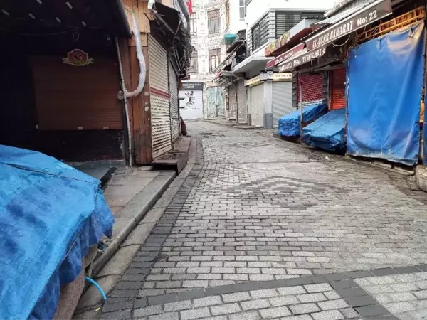 Kısıtlamayla Eminönü Meydanı boş kaldı