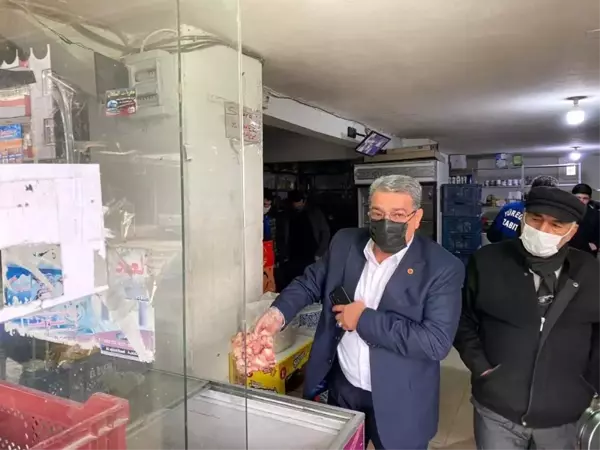 Markete yapılan baskında kokmuş 200 tüm tavuk ve 150 kilogram kıyma ele geçirildi