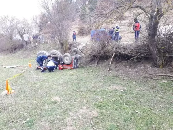 Devrilen traktörün altında kalan sürücü yaşamını yitirdi