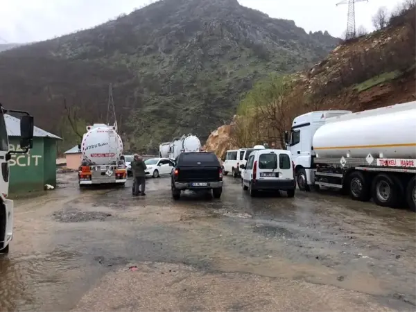 Şemdinli-Derecik karayolu sel nedeniyle kapandı