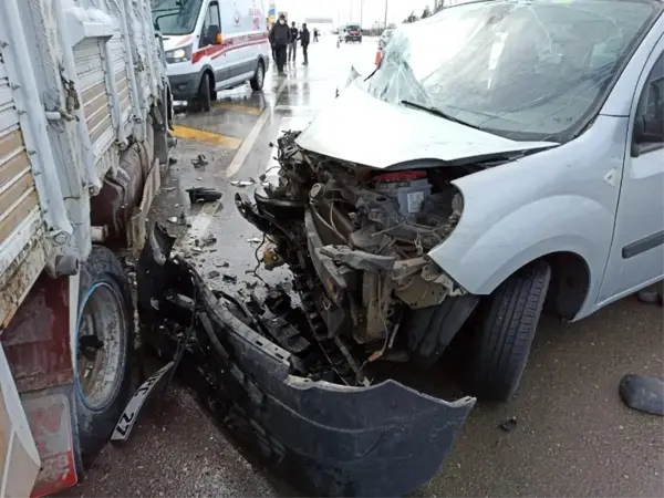 Aksaray'da hafif ticari araçla kamyonet çarpıştı: 3 yaralı