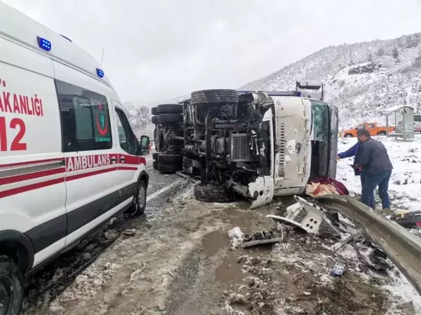 Elma yüklü tır devrildi, sürücüsü yaralandı