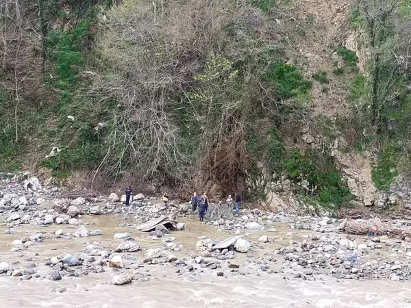 Giresun'da debisi yükselen derede suya kapılan iki işçiden biri hayatını kaybetti