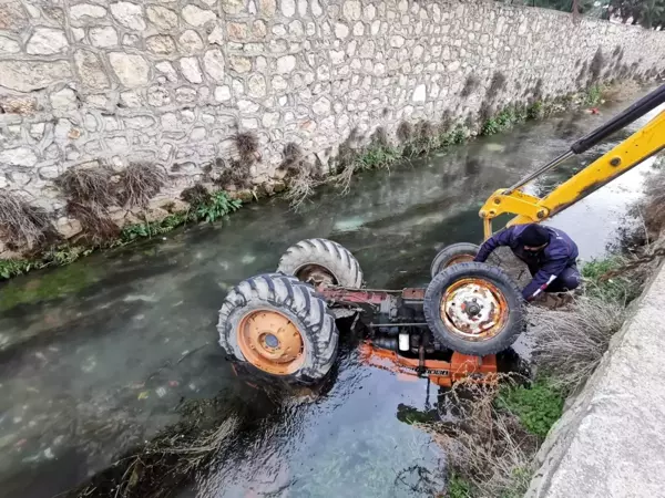 Kontrolden çıkan traktör sürücüsüyle Büyük Menderes Nehri'ne düştü