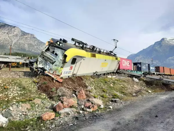 Yük trenleri çarpıştı, vagonlar ters döndü! Feci kazada 2 makinist yaralandı