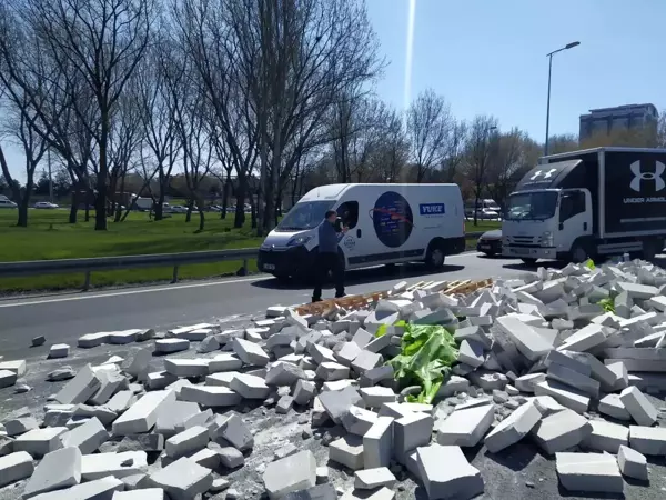 Gaz beton döküldü, yol tek şeride düştü