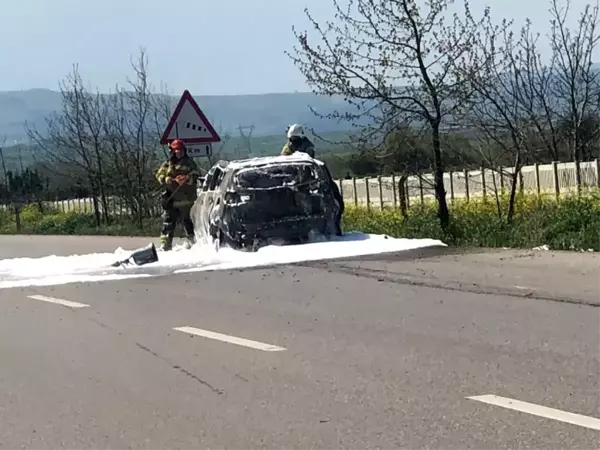 Bursa'da seyir halindeyken alev alan otomobil yandı