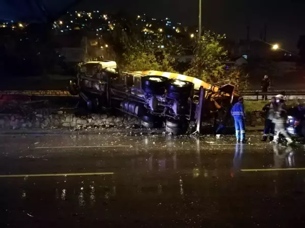 İzmir'de sürücüsünün kontrolünden çıkan beton mikseri devrildi