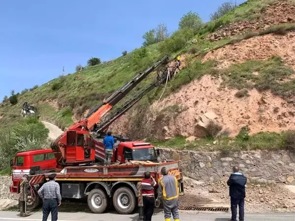 Yaylımdayken düşen inek mahsur kaldı, 4 saatlik çalışma ile kurtarıldı