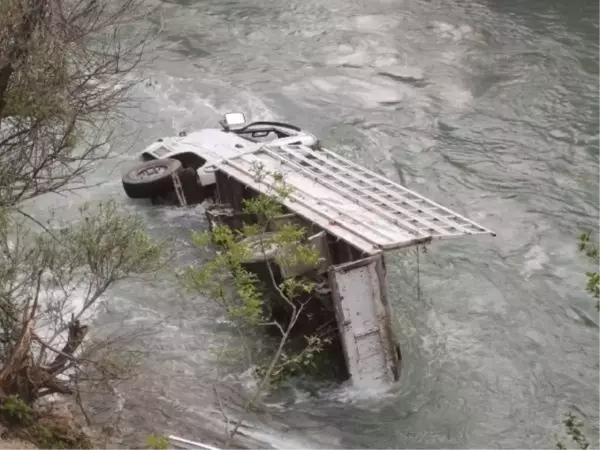 Tunceli'de kamyonet Munzur Çayı'na devrildi 8 yaralı