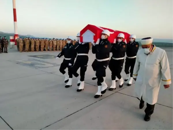 Son dakika haber... PKK'lı teröristlerin taciz ateşi sonucu şehit olan özel harekat polisinin naaşı memleketine uğurlandı