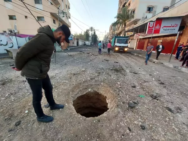 Gazze'de 40 cadde ve kavşak hava saldırıları sonucu kullanılamaz hale geldi