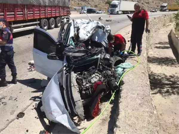 Son Dakika | TIR'LA ÇARPIŞAN ARAÇ HURDAYA DÖNDÜ, SÜRÜCÜ ÖLDÜ