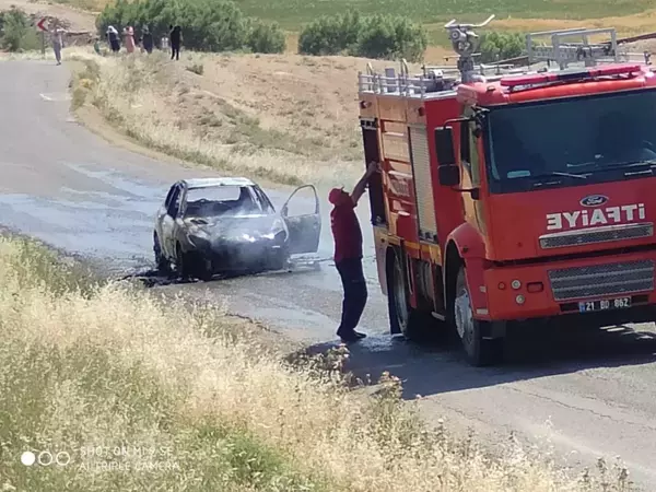 DİYARBAKIR - Seyir halindeki otomobilde çıkan yangın söndürüldü