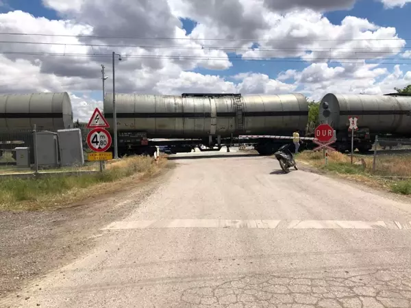 Başkent'te yük treni traktöre çarptı; 1 yaralı