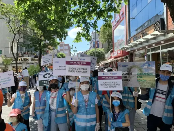 Esenler'de öğrencilerden çevre yürüyüşü