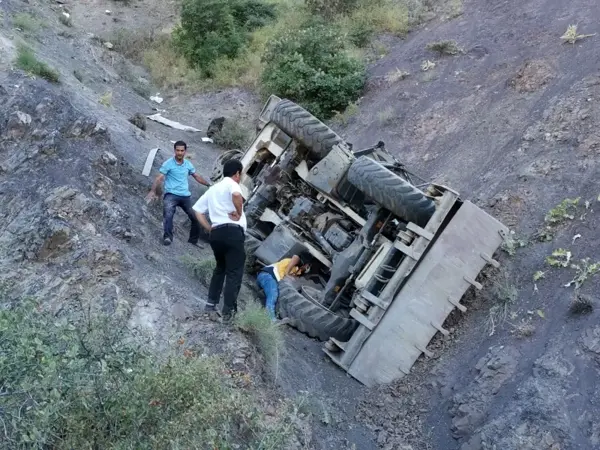 İş makinesinin altında kalan sürücü çıkarıldı