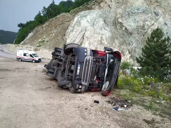 Yolda kayan tır uçuruma yuvarlanmaktan son anda kurtuldu